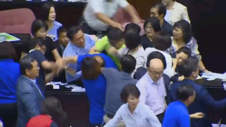 В тайванския парламент се замерят със столове