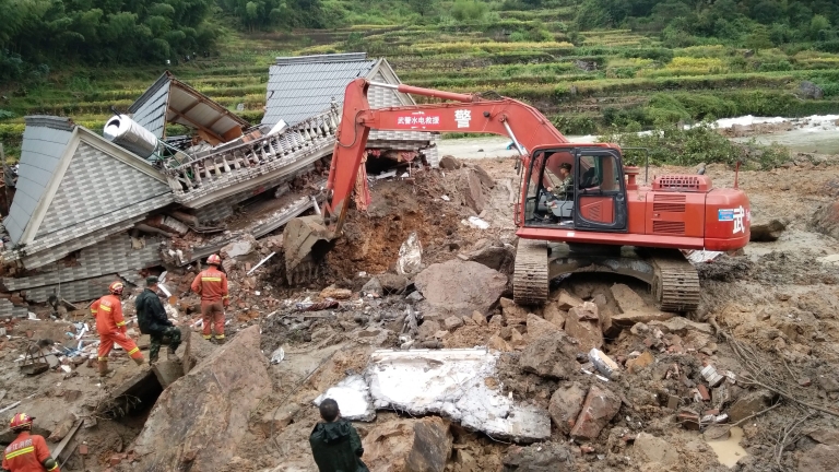140 души изчезнаха след свличане на част от планина в Китай