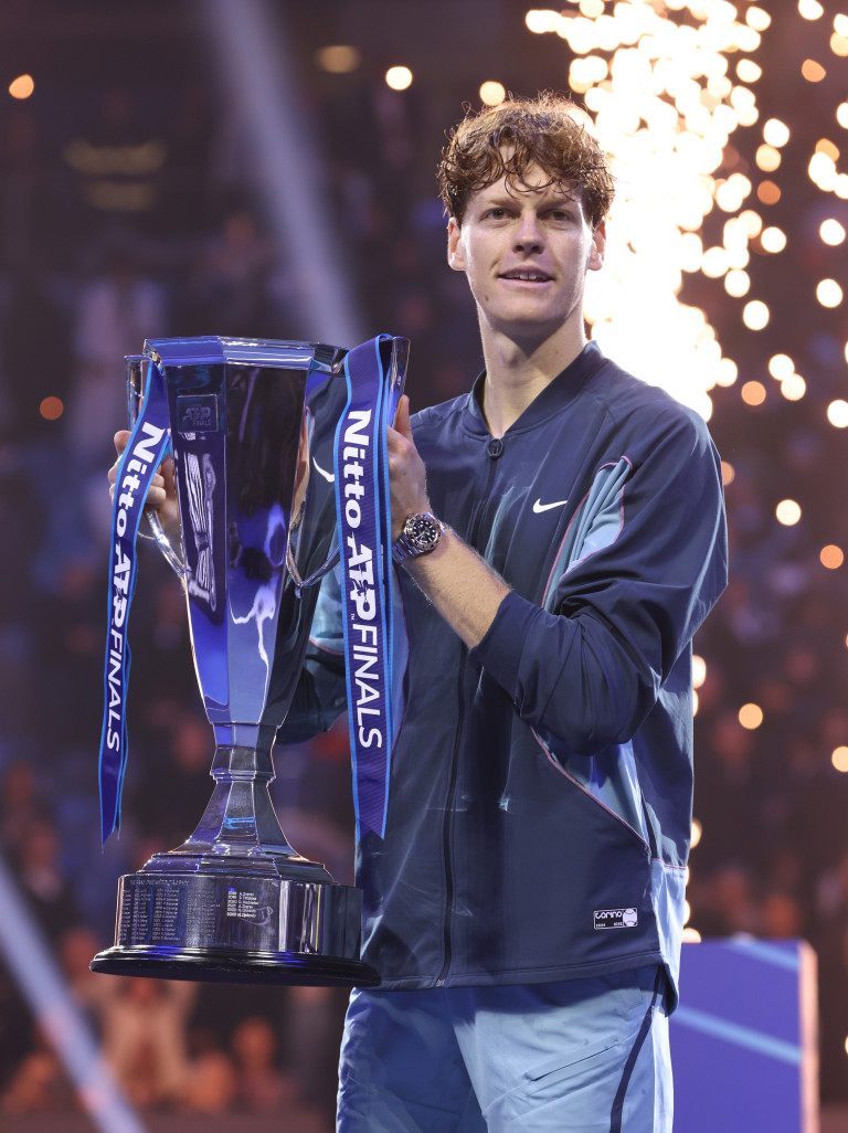 Яник Синер с титлата от Nitto ATP през 2024 г.