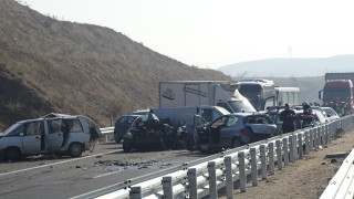 Верижна катастрофа с над 20 коли и жертва край Сандански