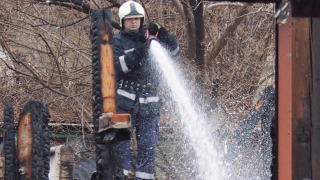 Жена е обгазена при пожар в София