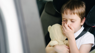 Защо ни прилошава в колата