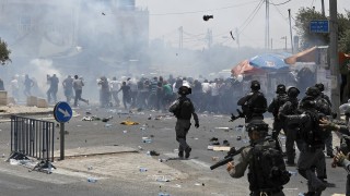 Загинал и десетки ранени при сблъсъци между полицията и палестинци в Йерусалим