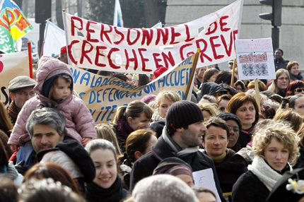 Френските синдикати заплашват с национална стачка 