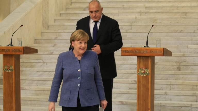 Меркел не ни натискала, а разбирала за РС. Македония