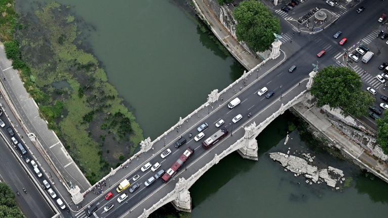 Пресъхналата река Тибър разкри основите на моста на Нерон