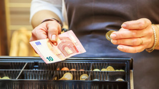 Европейците все още обичат парите в брой и плащат с тях