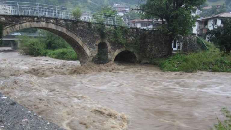 Преливането на река Чая вдигна 3 села на протест 