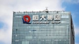 "Зомбито" Evergrande избегна дефолт. Но кризисната ситуация не е приключила