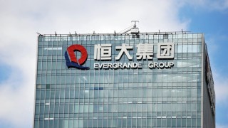 Акциите на затъналата в дългове китайска строителна компания Evergrande Group