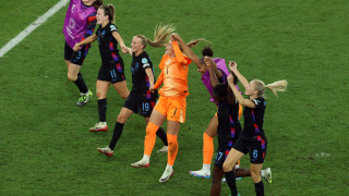 Защитаващият титлата си отбор на Англия се класира за финала