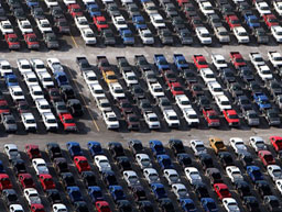 Продажбите на нови автомобили в ЕС се свиват и през април
