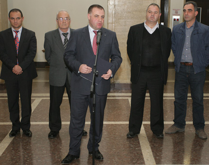 Властта продължава да се извинява на земеделците