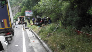 Шофьор на лек автомобил загина след катастрофа с цистерна съобщават