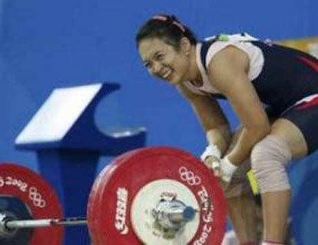 Тайландка печели златото на щангите до 53 кг