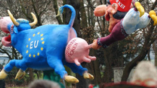 Турците - между два стола