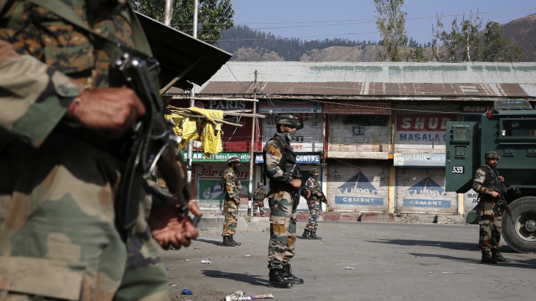 Близо 300 терористи се опитват да проникнат в Индия 