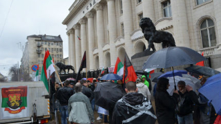Дъждът в София "изми" ентусиазма на протестиращи националисти