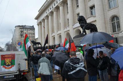 Дъждът в София "изми" ентусиазма на протестиращи националисти