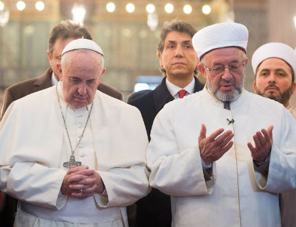 Папа Франциск и главният мюфтия на Истанбул се помолиха в Синята джамия 
