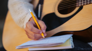 По традиция всеки петък представяме пет нови песни от седмицата