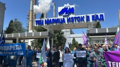 Служители на "Марица изток 2" подкрепиха протеста на обществените медии и градския транспорт в София