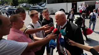 Треньорът на ЦСКА Люпко Петрович говори пред медиите на летище