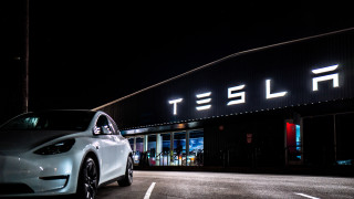 Въпреки многобройните критики към електромобилите Tesla техни фенове не липсват по