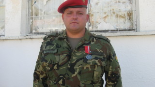 Наградиха ефрейтор за оказана първа помощ при катастрофа