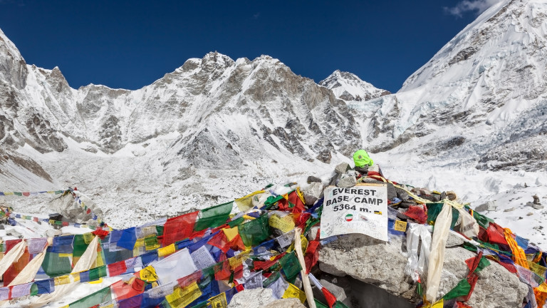 Китай затваря за туристи базовия лагер на Еверест 