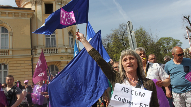 Започнало е освобождаване на работниците от Булгартабак