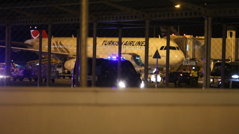 Екстрадираният от Турция Димитър Желязков-Митьо Очите, кацна на летище София