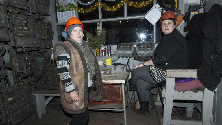 Десетки жени вече работят в мините в украинската Днепропетровка област.