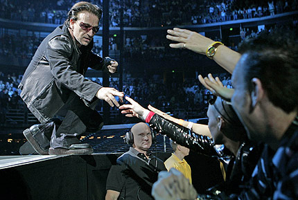 U2 работят върху мюзикъл за големия екран