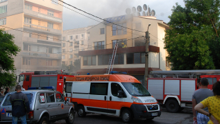 Жена е в сграда, подпалена от мълния в Хасково