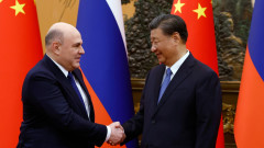 Си Дзинпин и руският премиер с победна обиколка