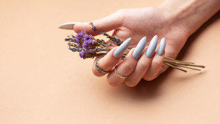 Избирането на интересни дизайни и свежи цветове за маникюра е