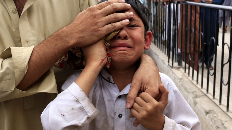 Десетки убити и 100 ранени при атентат в Пакистан
