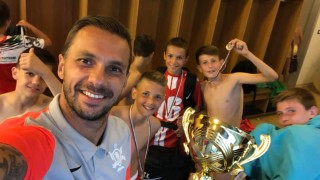 ФК Арес проведе нетрадиционна тренировка пред сградата на БФС заради