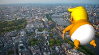 Балон посреща Доналд Тръмп в Лондон