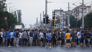 Феновете на Левски блокираха Ботевградско шосе
