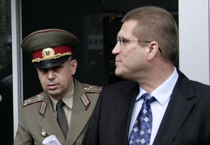 Николай Цонев: Няма да намаляваме заплати в армията
