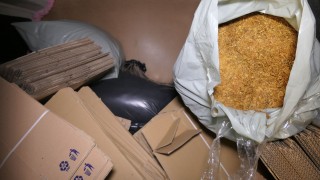 Арестуваха четирима души разпространявали незаконно тютюн Искането за техния арест
