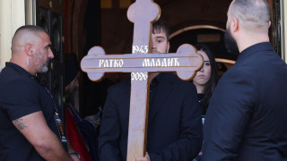 Десетки хиляди се събраха на погребението на Младич в Белград