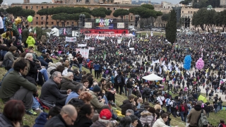 Хиляди в Рим протестират срещу узаконяването на гей браковете