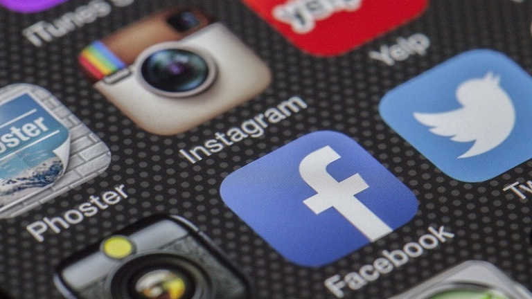 Facebook и Instagram забраняват продажбата на оръжие в платформите си
