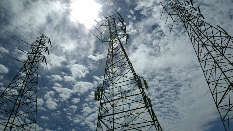 Утре средната цена на тока у нас пада