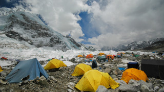 Местят базовия лагер на Еверест заради топящ се ледник