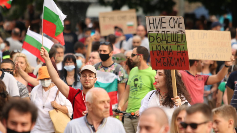 За девети пореден ден продължават националните протести, съобщава БНР. Исканията