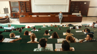 Най високите стипендии за успех в университета да бъдат изравнени с